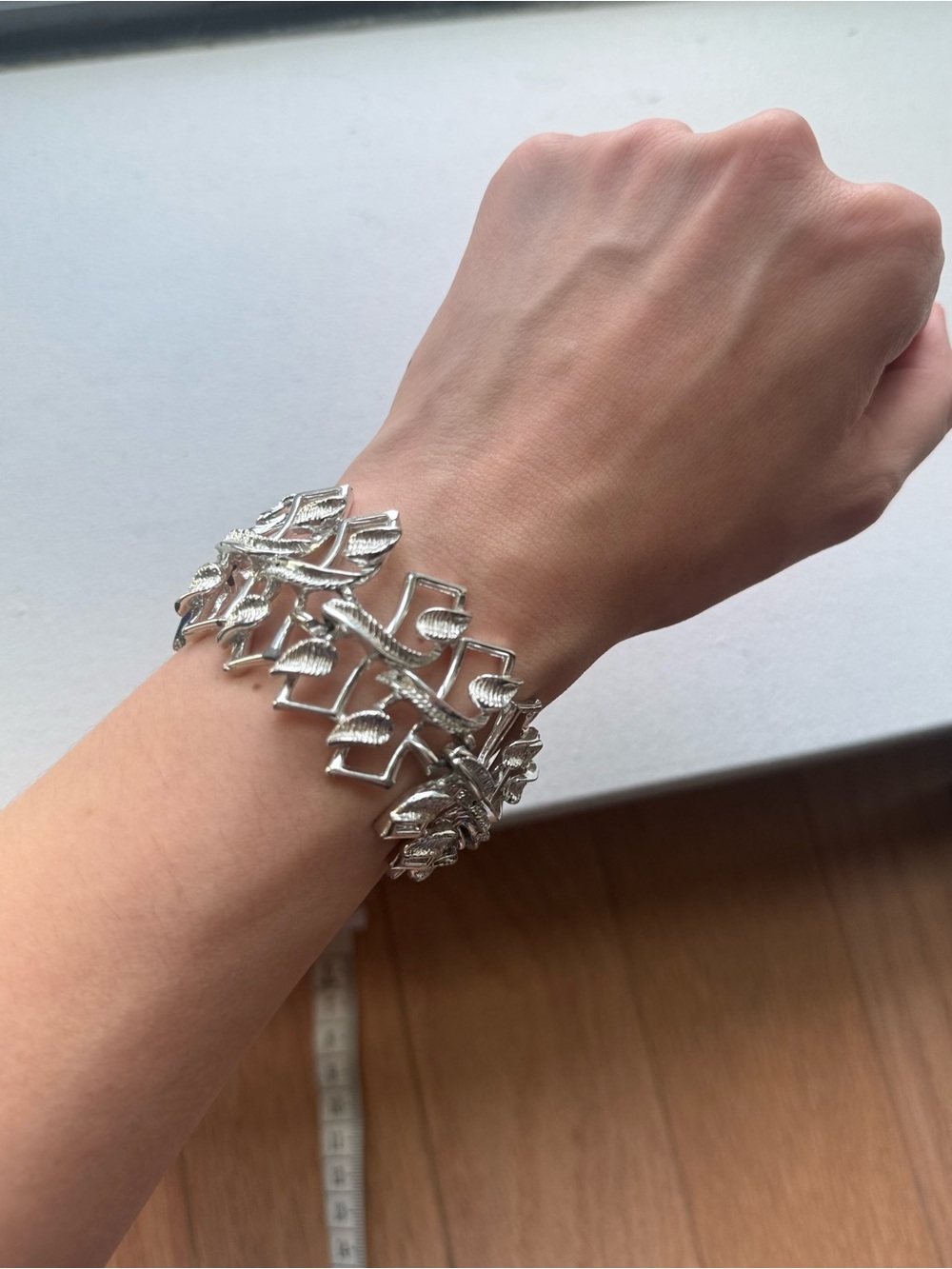 Source Unknown Silver Tone Leaf Vine Bracelet